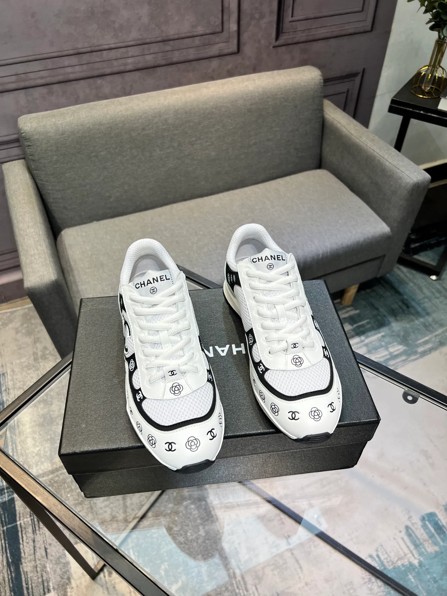 Men's men's shoes 💰640 Exclusive real shot (top version) CHANEL Chanel 2025ss color matching thick-soled casual sports shoes and sneakers. The counter is synchronized. The counter is very popular. A shoe that is very difficult to buy. The most popular thick-soled panda shoes on the Internet. It can be imagined that Xiaoxiang control can't miss it. It has both good looks and comfort. Simple and versatile white shoes. The thick sole increases the height and is super versatile. Close your eyes and wear it. Whoever wears it will look better. Upper: calfskin Lining: imported sheepskin lining Outsole: TPU original outsole Size: 35-44 (customized for women 41 and 40, and 45 for men)